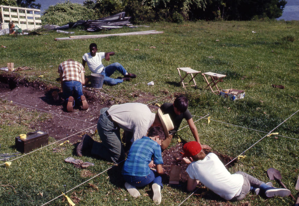 photo of young volunteers from the Houston Archeological Society