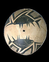 photo of a Mimbres Black-on-White bowl 